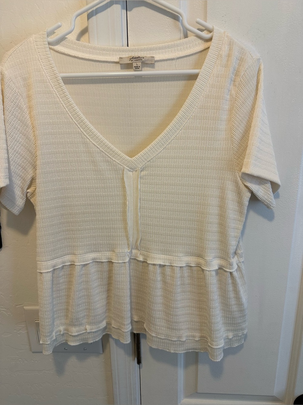 Ladies ivory short sleeved blouse size Large by Atelier by Kirious